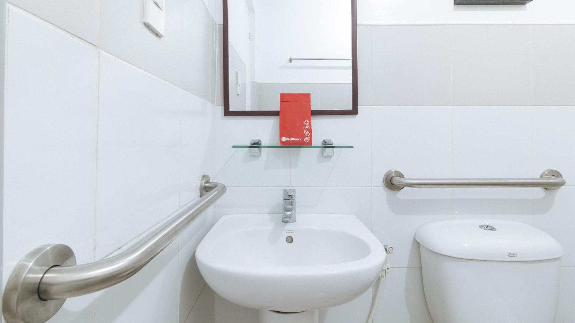 Reddoorz @ Melbourne Suites Makati Makati City Esterno foto